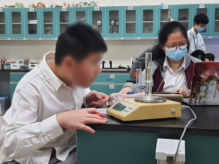 Students in inquiry-based science lab activity